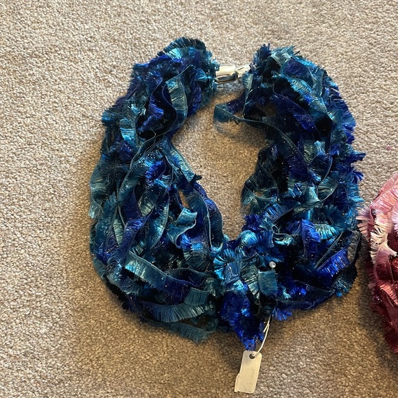 Necklaces with lots os layers and fringe - Picture 3 of 5